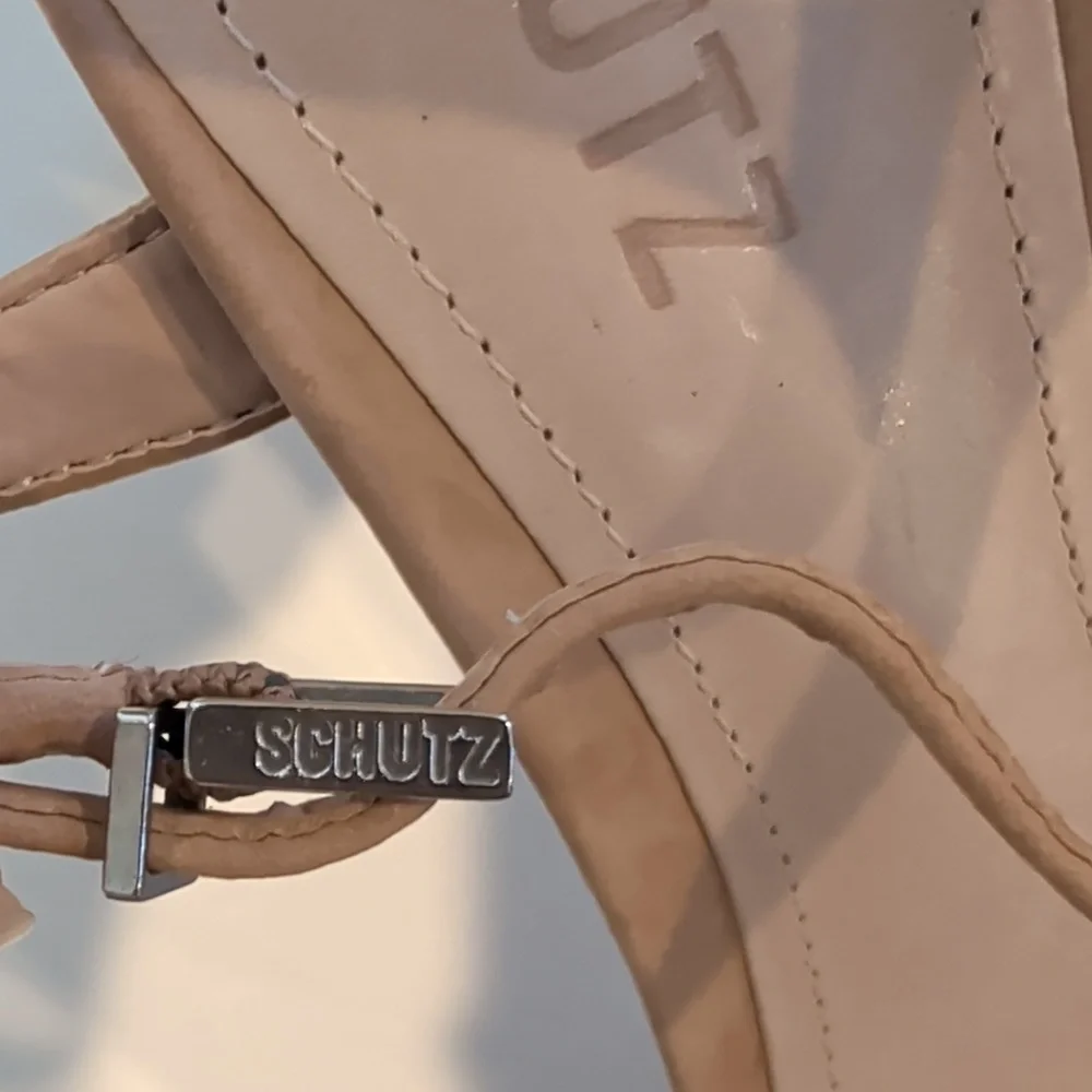 Schutz, Keefa, Beige Ankle Strap Platform Sandals/Heels. Size 8